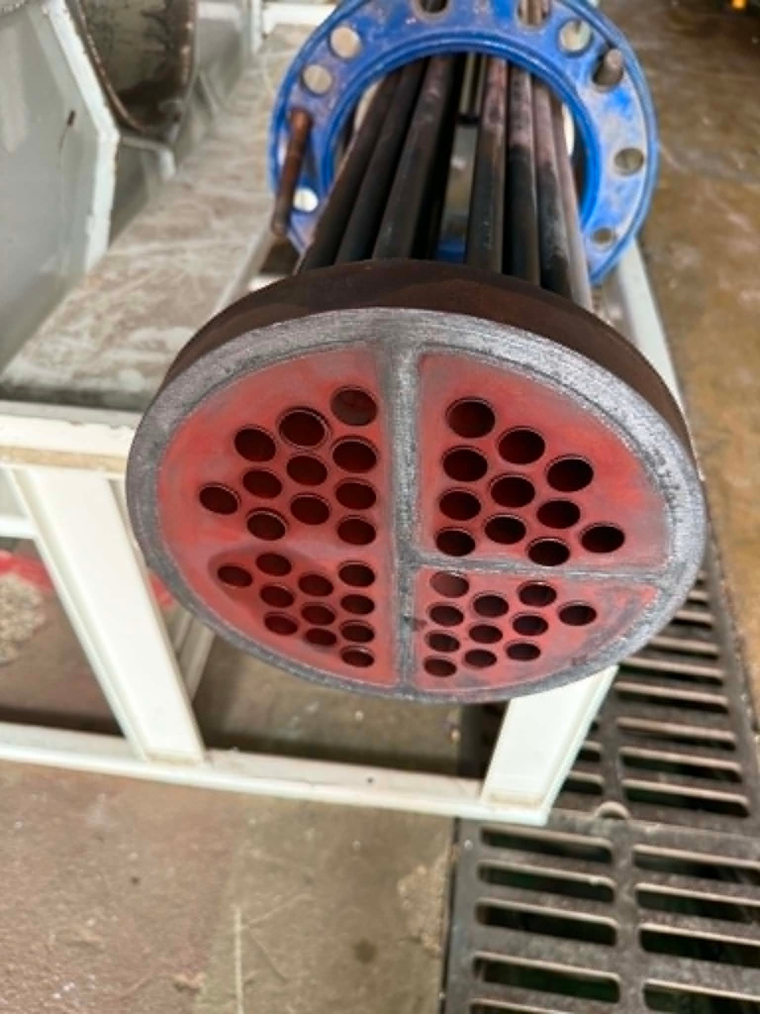 Plaque tubulaire d'un générateur de vapeur à eau surchauffée vue par endoscopie industrielle - ENVA Consulting
